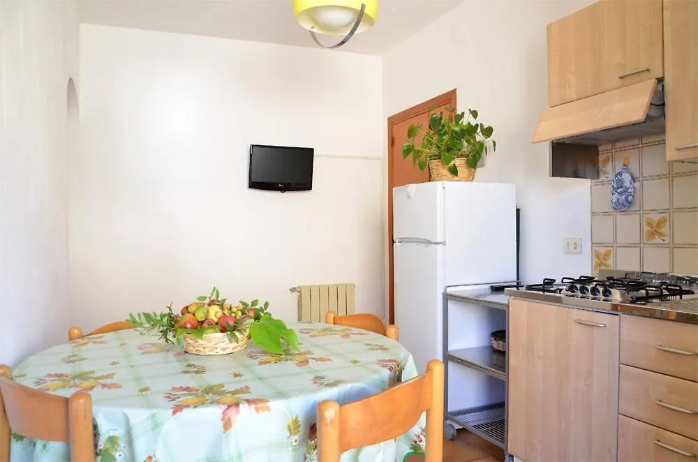 Appartamenti Marilise Porto Azzurro 2*,